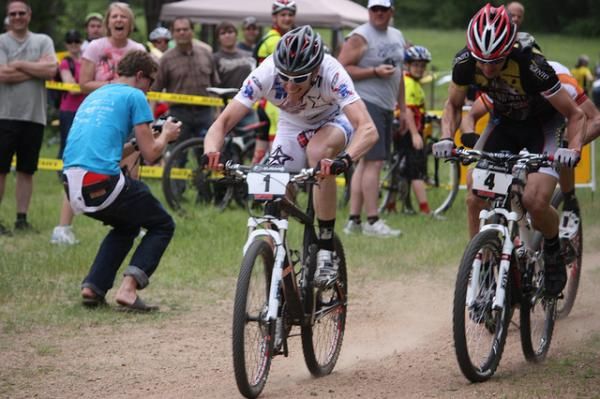 Tristan Schouten (1) and Brian Matter (4) meters from the line in full sprint, followed by Mike Phillips
