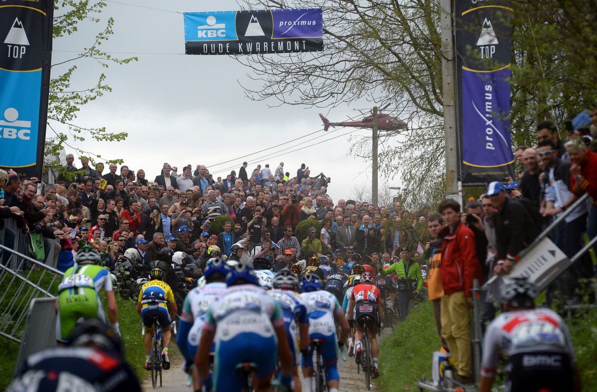 Riders approach the Oude Kwaremont