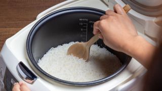 Best rice cooker - a rice cooker making rice