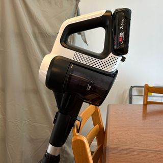 Hooking the Bosch Unlimited 7 Aqua cordless vacuum and mop to a chair mid clean