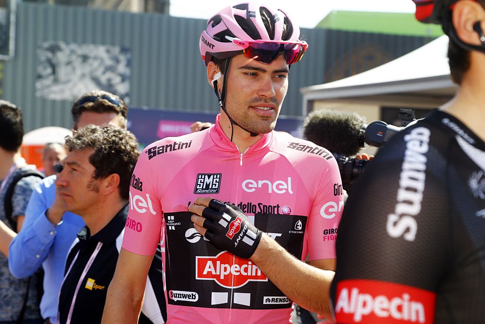 Tom Dumoulin (Giant-Alpecin) happy in his pink jersey at the start of stage 2