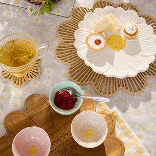 B&M Daisy dining collection