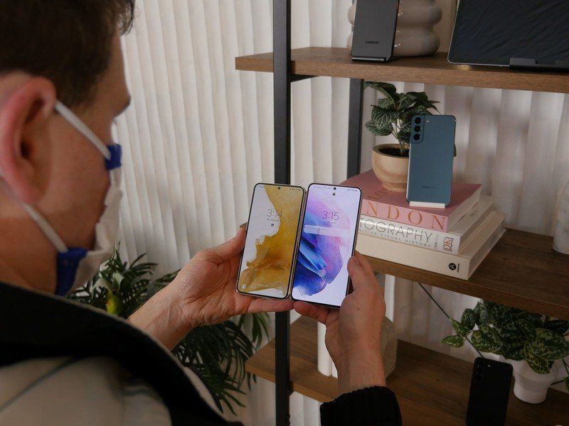 Samsung Galaxy S22 Vs S21 Hold