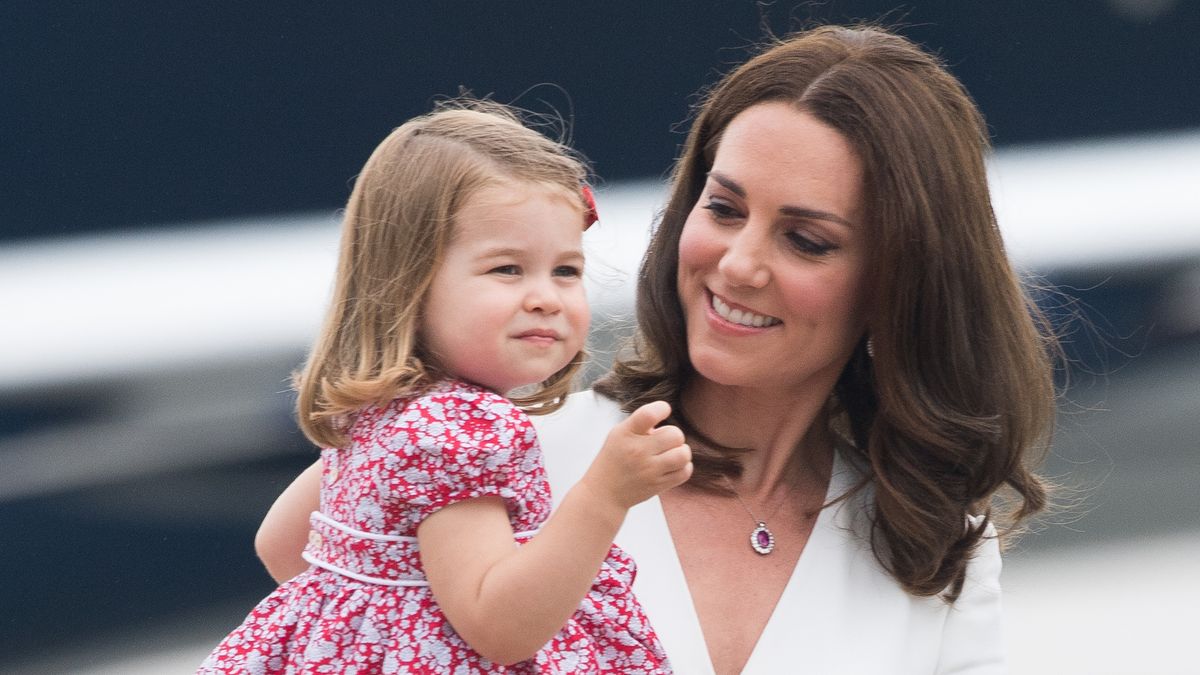 La première poignée de main et la première révérence de la princesse Charlotte feront fondre votre cœur