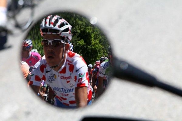 Bernhard Kohl in the mirror showing off his dots.