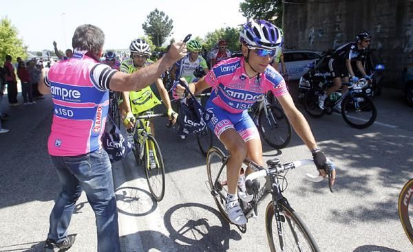 Diego Ulissi (Lampre - ISD) gets a feed