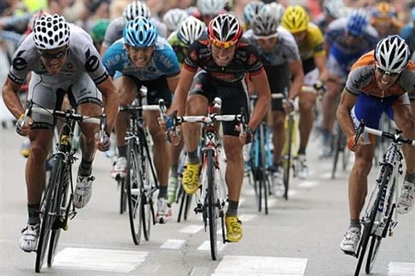 Thor Hushovd (Cervelo Test Team) leads the charging peloton to the line.