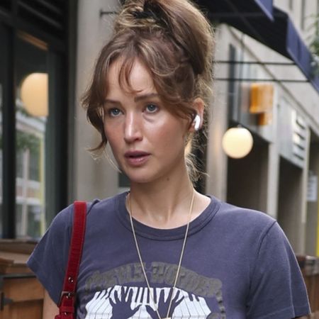 Jennifer Lawrence elevated her simple summer T-shirt with a lace-trimmed skirt and the toe-ring sandal trend