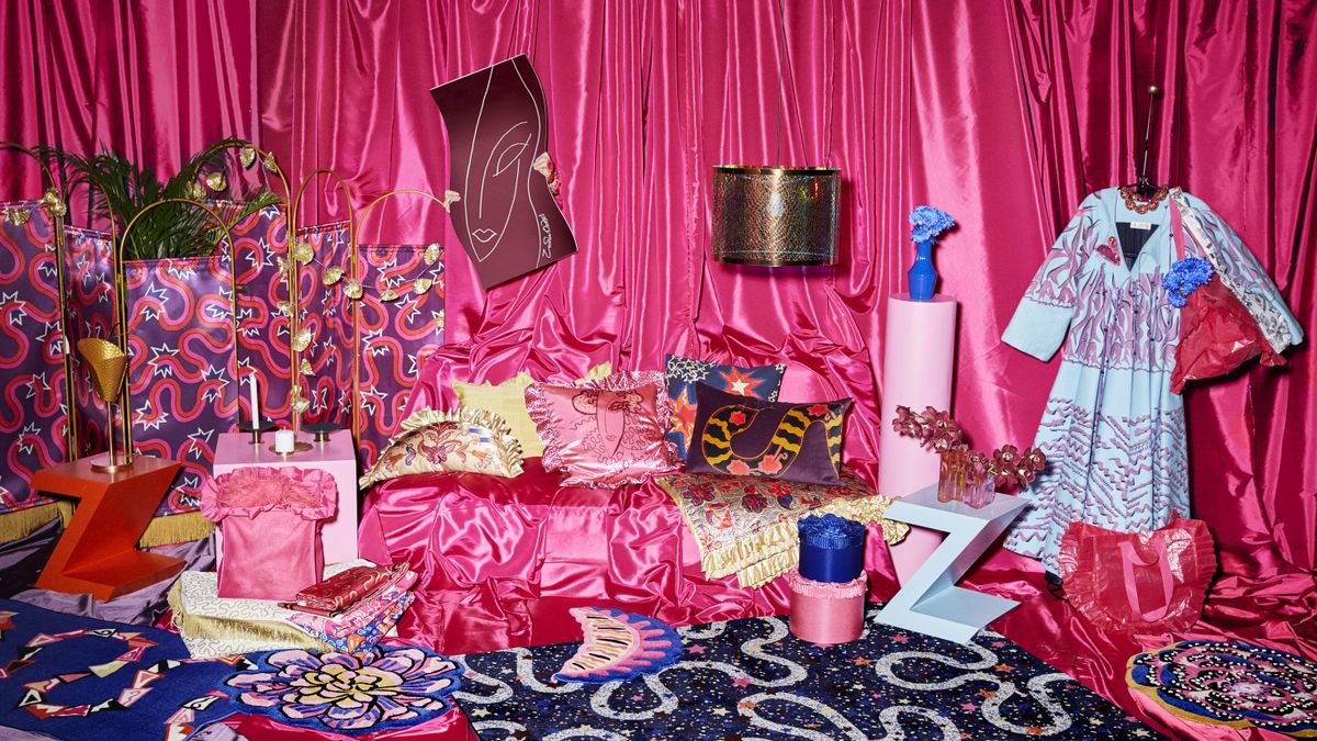 La collection maximaliste de Dame Zandra Rhodes réécrira tout ce que vous savez sur IKEA