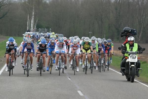 Heavy crosswinds shattered the peloton
