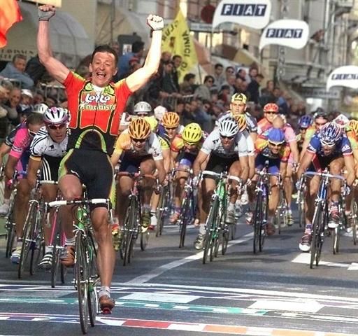 Andrei Tchmil wins with a late attack in 1999