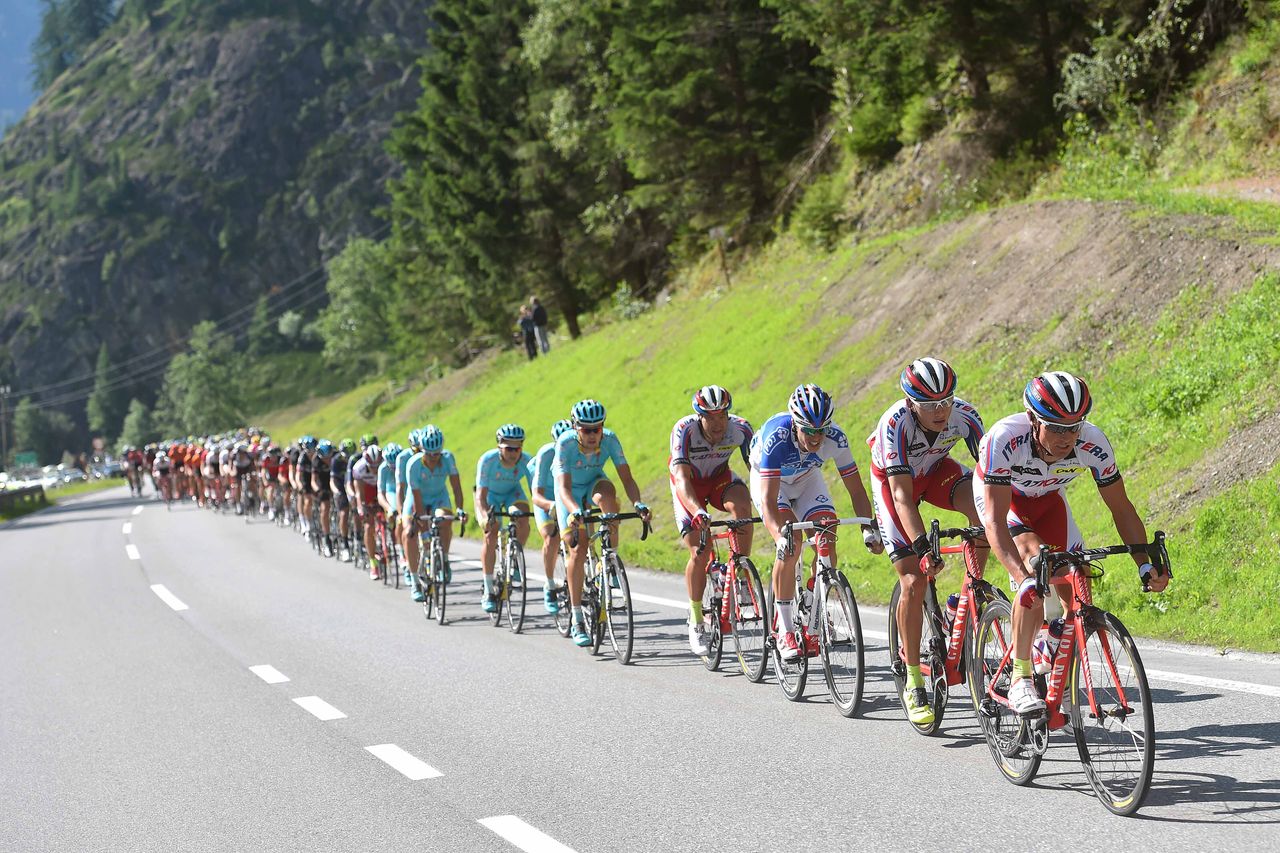 Katusha lead the peloton