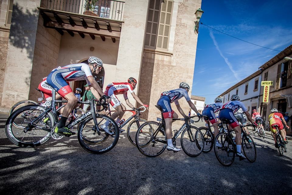 Great Britain takes a corner together at the Challenge Mallorca