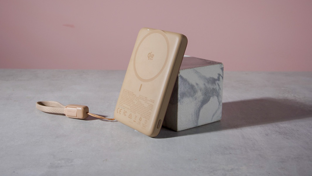 The Iniu SnapGo Air 10000mAh Power Bank with its MagSafe charging side facing out.