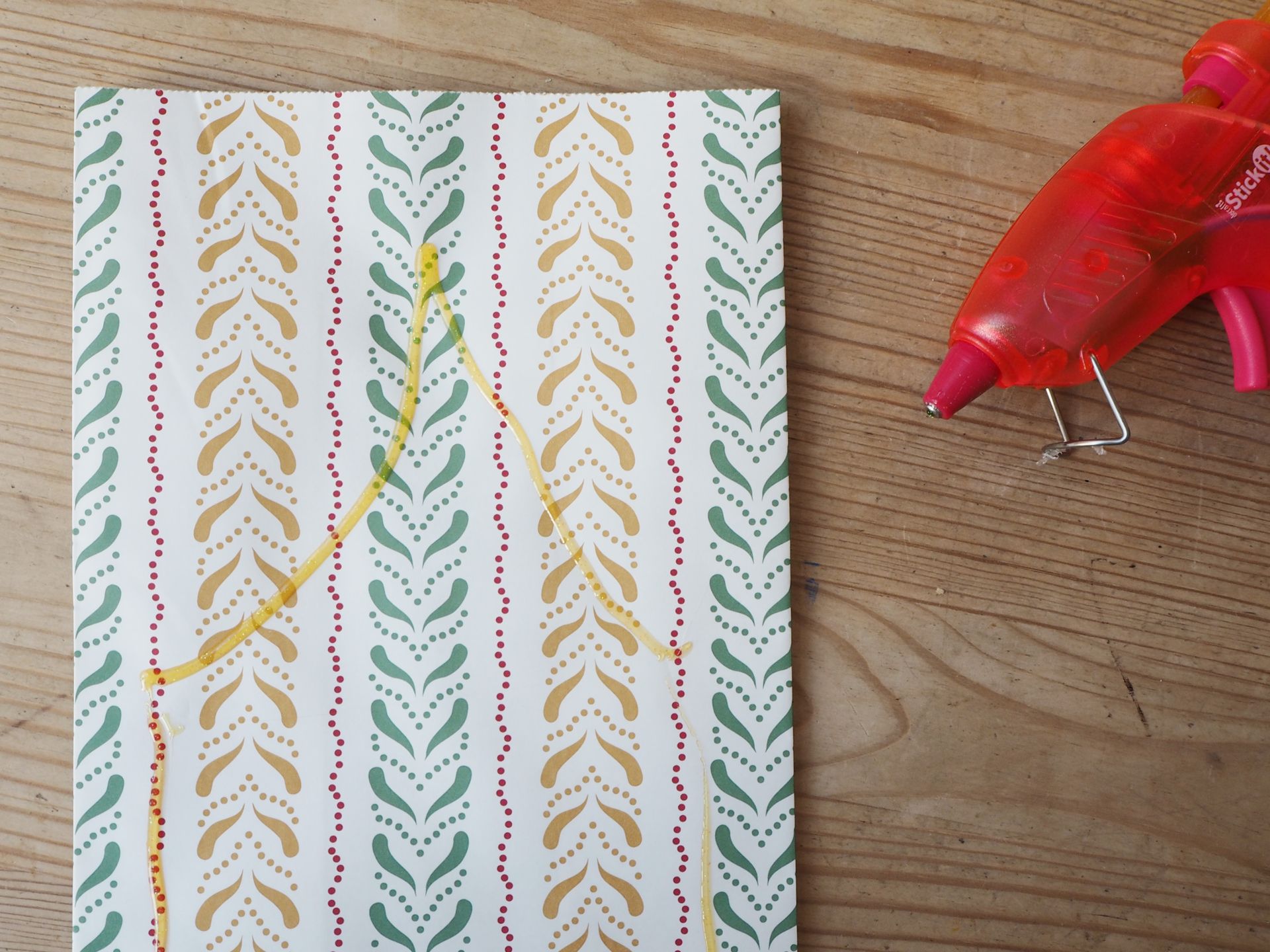 Dekorasi kantong kertas, kantong kertas lem, lem tembak