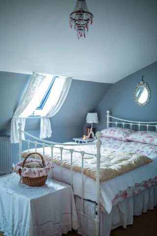 pale blue bedroom with cottage decorating ideas
