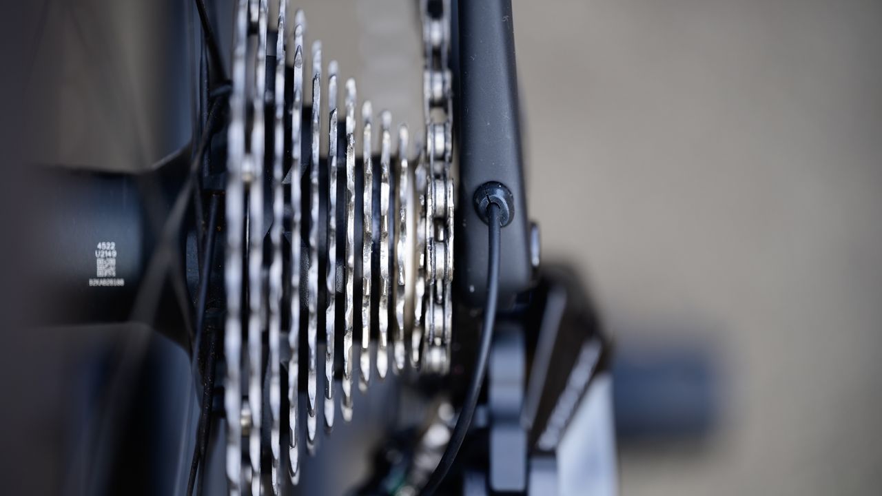 Shimano Dura-Ace R9150 Di2 room between frame and chain