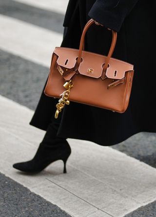 French street style - tan handbag