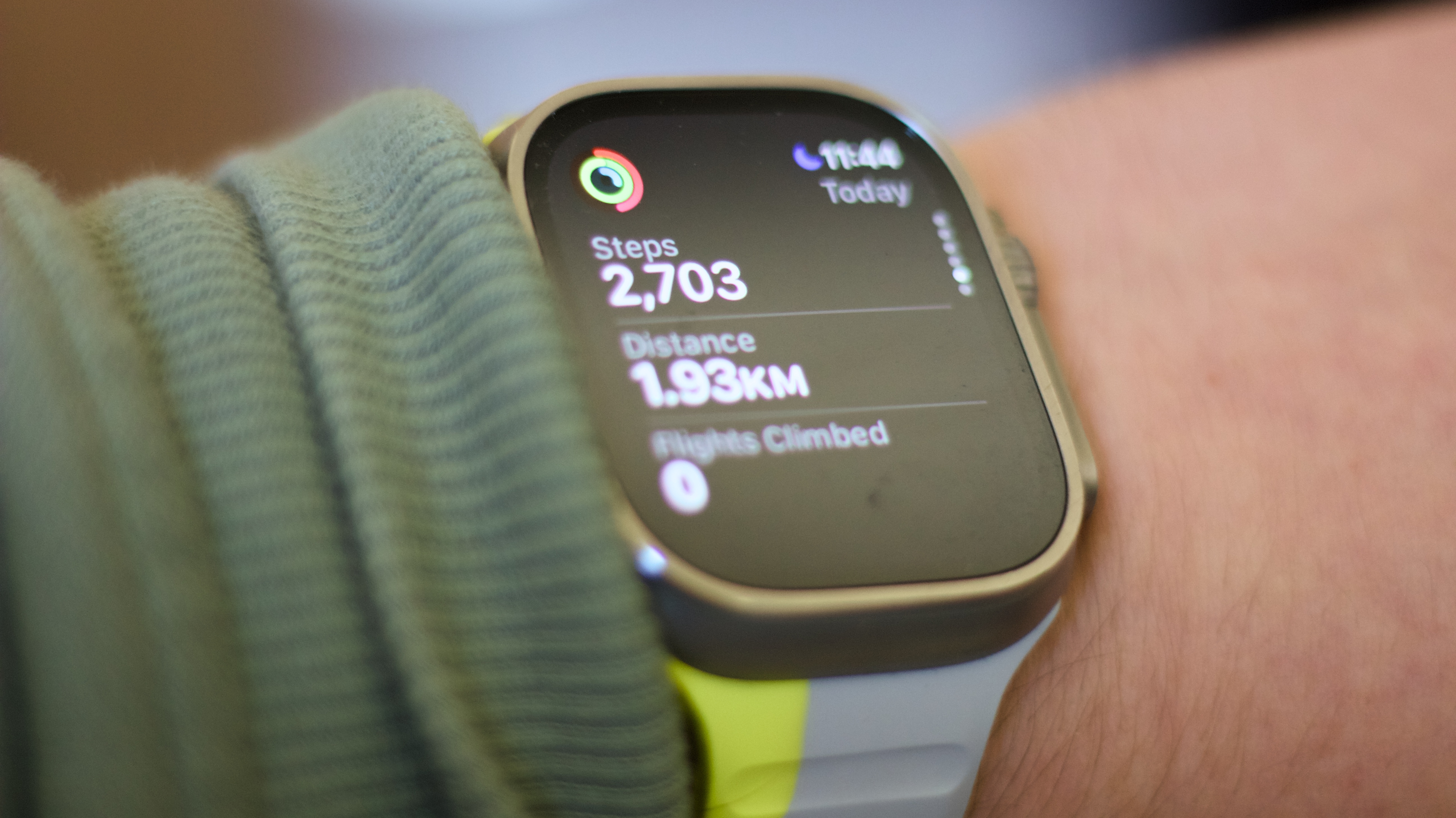 Apple Watch Ultra 2 muestra el recuento de pasos y la distancia