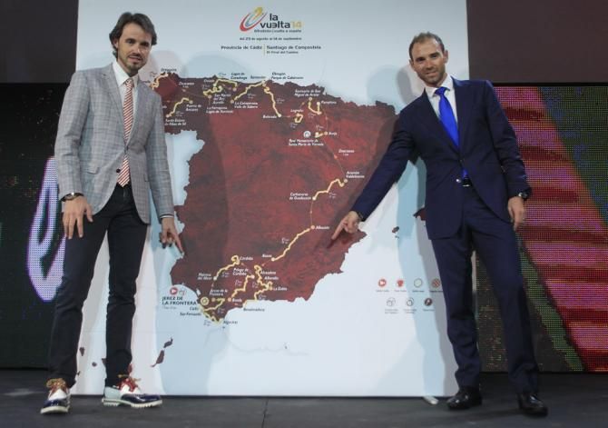 Samuel Sanchez and Alejandro Valverde pose with a map showing the route of the 2014 Vuelta a Espa&ntilde;a