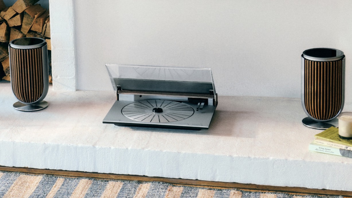 Bang & Olufsen Beosystem 3000c consisting of a turntable and a pair of Beolab speakers