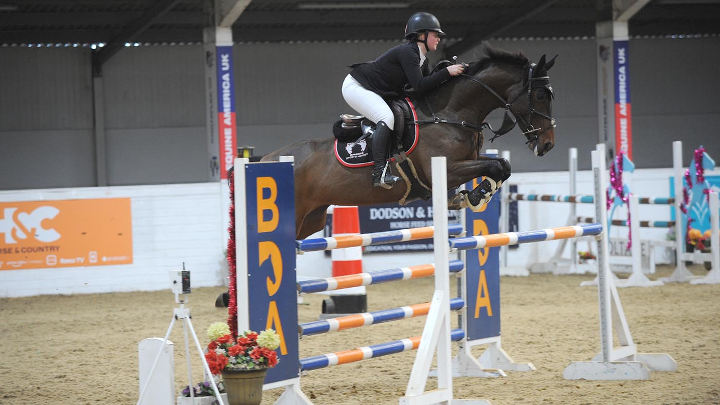 Jessica Hewitt riding Java barefoot at Arena UK