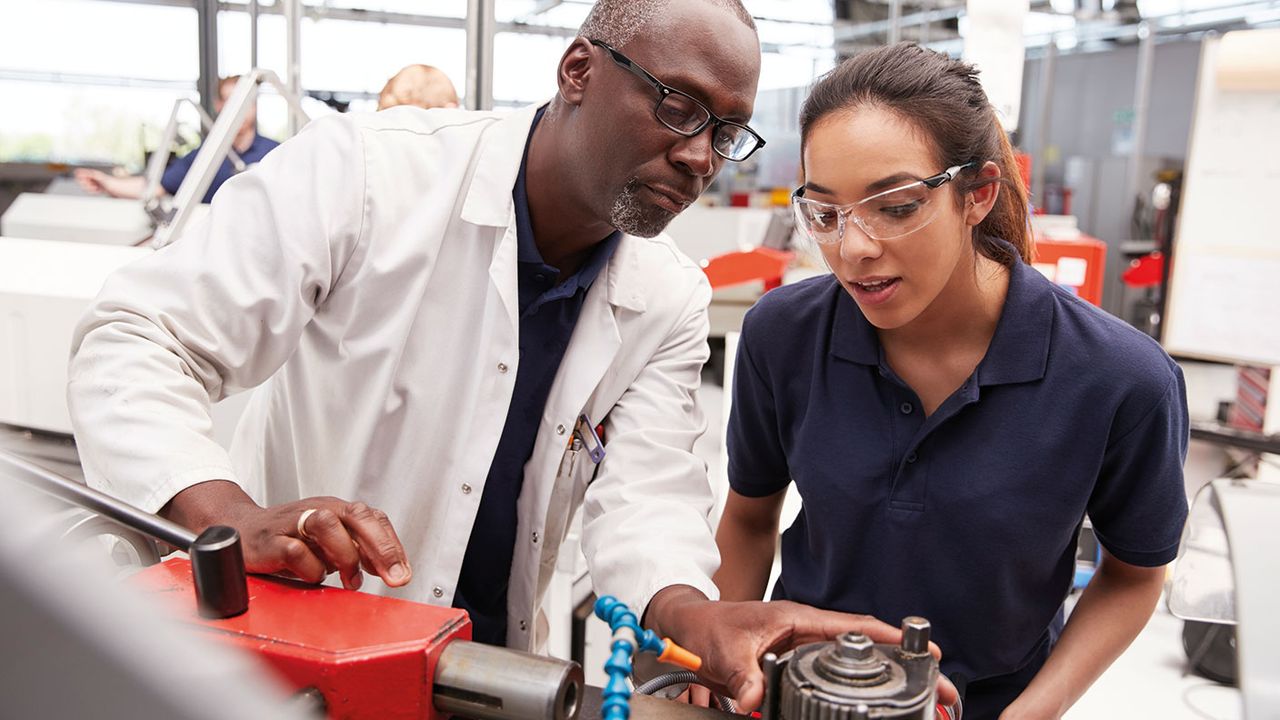 Engineer and apprentice © Getty Images/iStockphoto