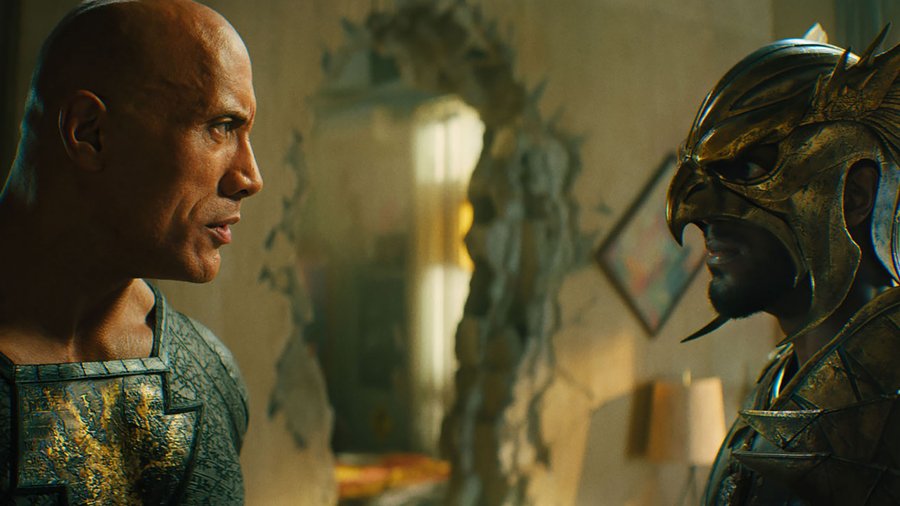 Black Adam (Dwayne Johnson) y Hawkman (Aldis Hodge) se enfrentan en Black Adam