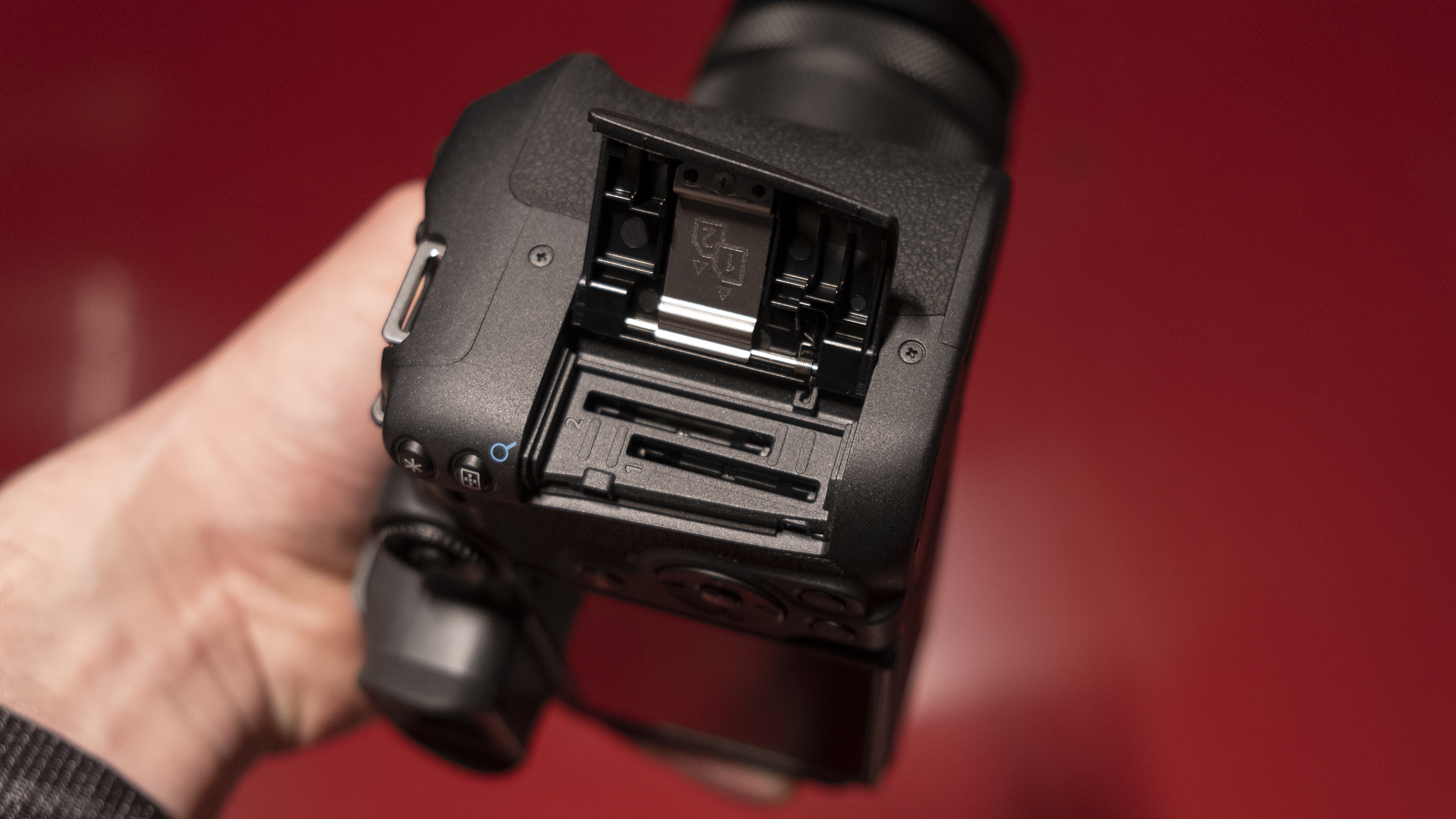 The card slots of the Canon EOS R7 camera