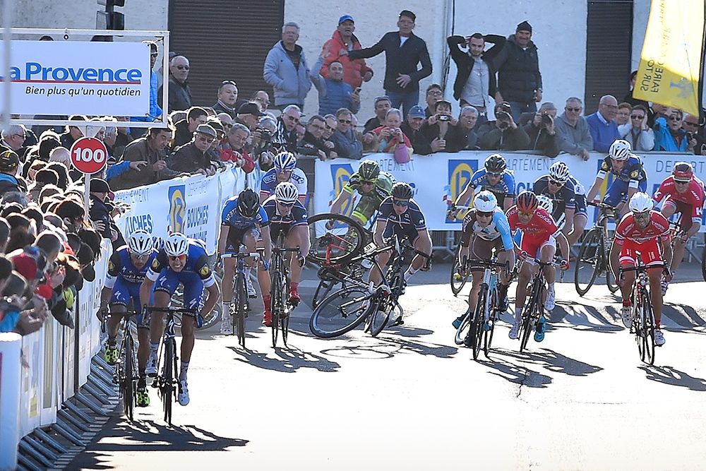 A crash disrupted the sprint behind Etixx-Quickstep
