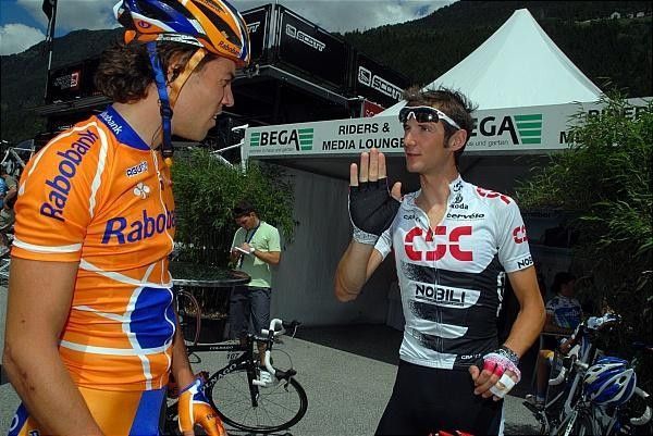 This way! Fr&auml;nk Schleck (Team CSC) explains his crash to Thomas Dekker (Rabobank).