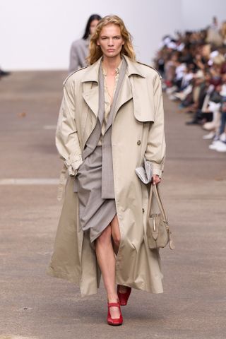 Stella McCartney Trenchcoat und grauer Rockanzug auf der Paris Fashion Week Frühling Sommer 2025