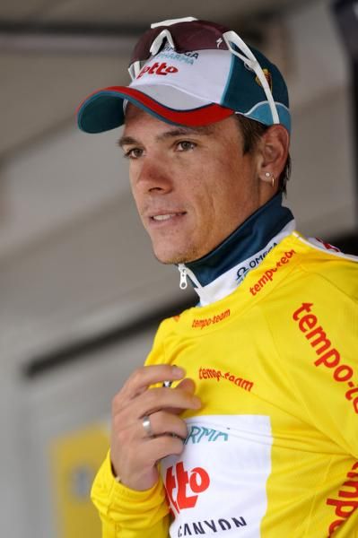 Philippe Gilbert (Omega Pharma-Lotto) also gets the maillot jaune.