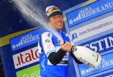 Tirreno-Adriatico leader Mark Cavendish lets loose with the bubbly.
