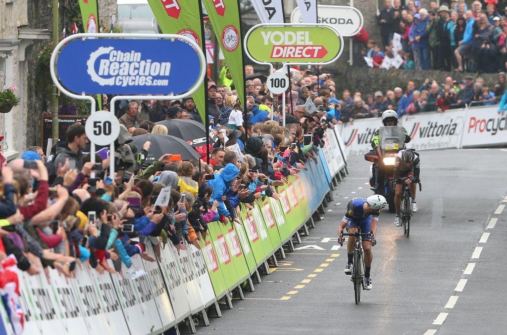 Julien Vermote (Etixx-QuickStep) checks he margin over Steve Cummings before starting his celebration