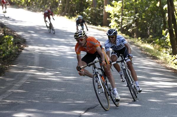 Samuel Sanchez and Alberto Contador put the pressure on during the descent to Pinerolo
