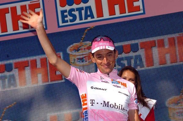 Marco Pinotti (T-Mobile) waves in the maglia Rosa.
