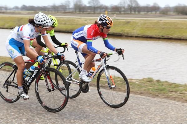 Armitstead and Vos joined Bastianelli at the front of the race, with 35 seconds over the chasing group