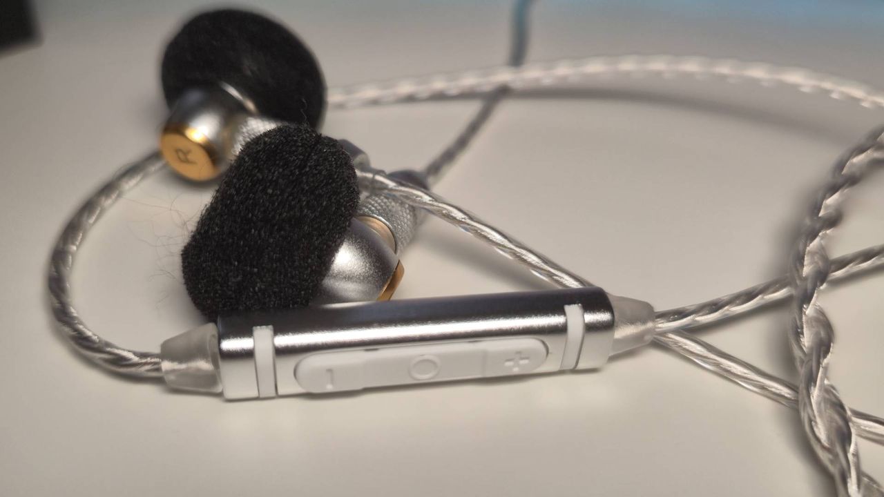 Close up of the volume buttons of the SIVGA M260 wired earbuds.