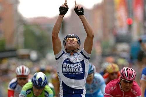 Petacchi dedicates his win to his late grandfather, Angelo, as well as wife Anna Chiara.