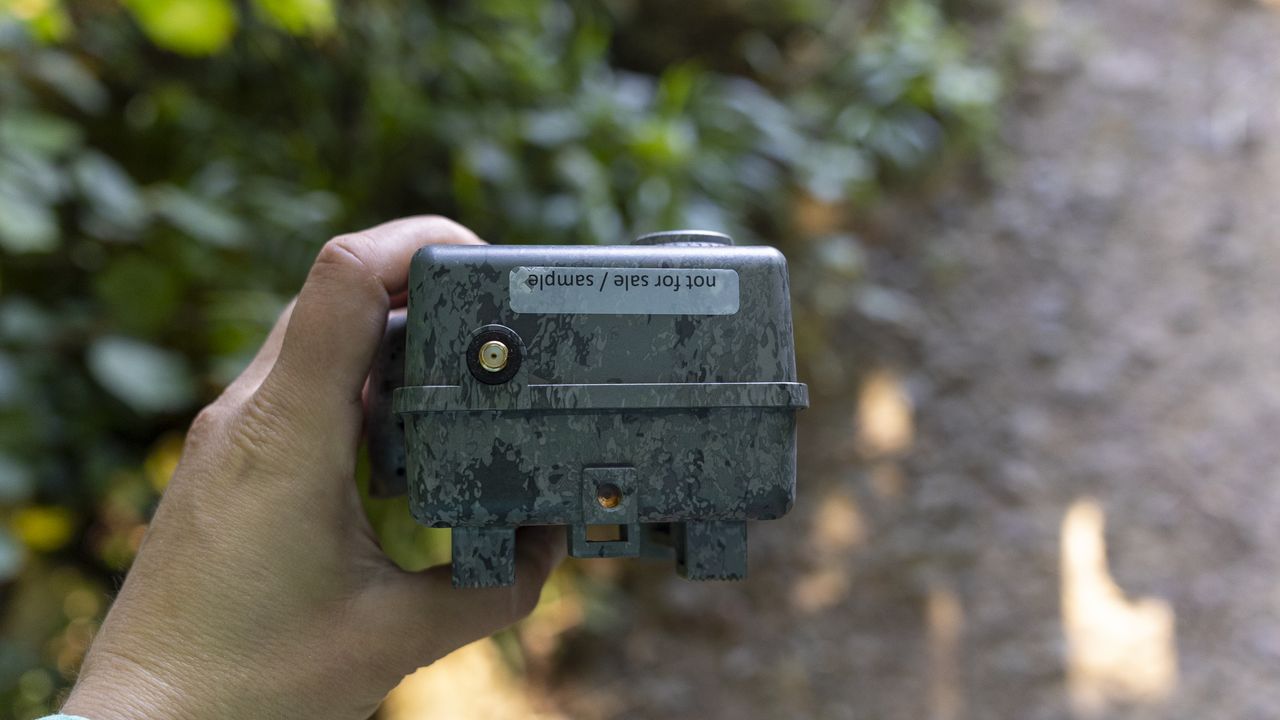Hands-on image of the Zeiss Secacam 7
