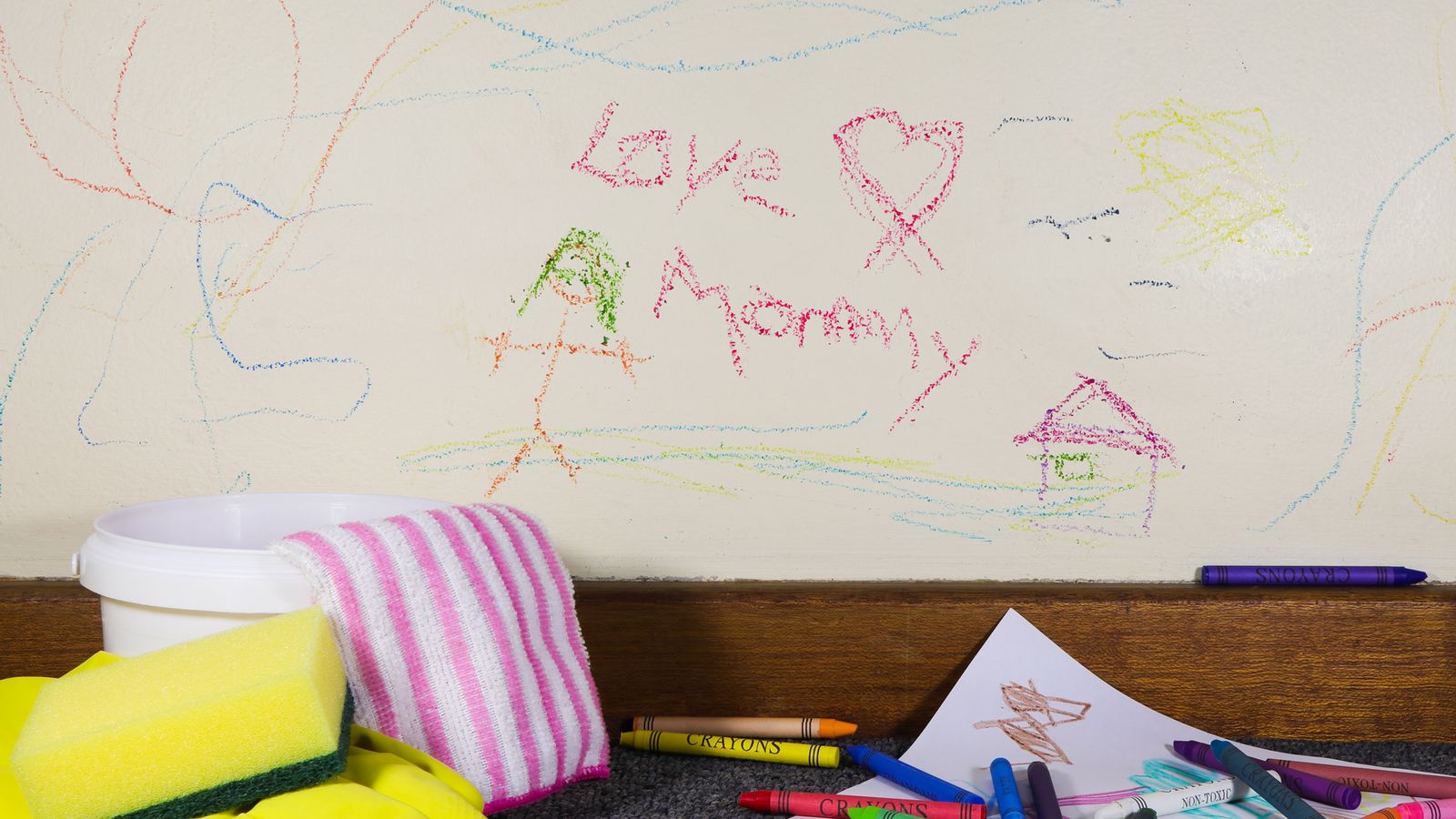 How to clean walls to remove marks without damaging the paint Woman