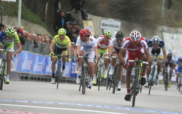 Joaquim Rodriguez (Katusha) holds off the chasers to win stage 6