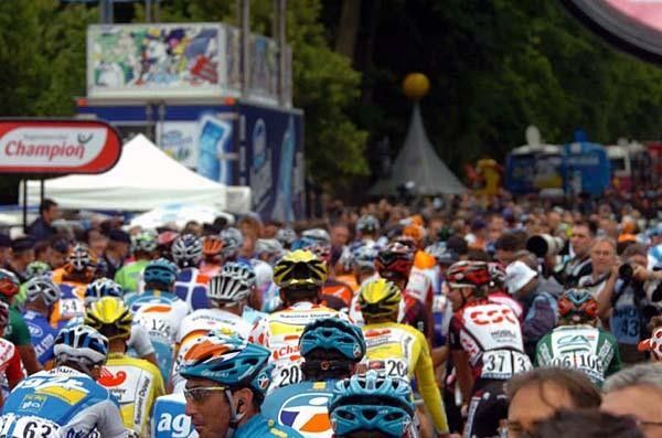 The bunch at the finish. You can tell by the happy smile of Christian Vande Velde (37) that a CSC guy won.
