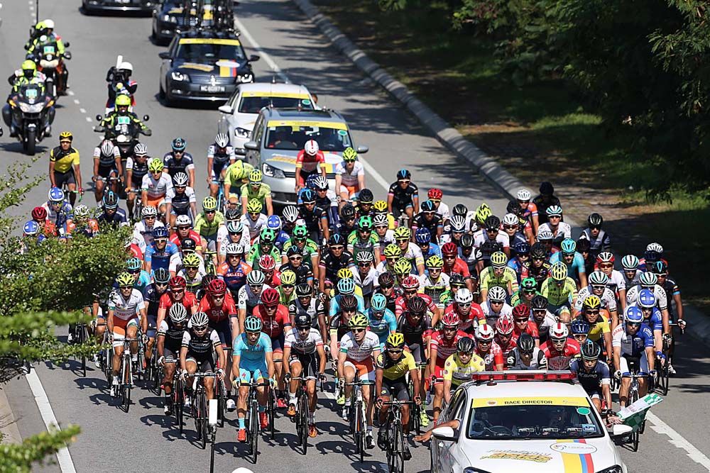 Here comes the peloton