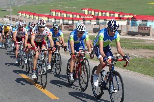 As the first sprint approached Slovenia and Jelly Belly went to the front.