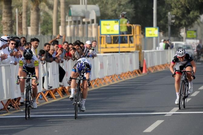 Hosking narrowly wins the sprint over Elvin in stage 1 of the Ladies Tour of Qatar