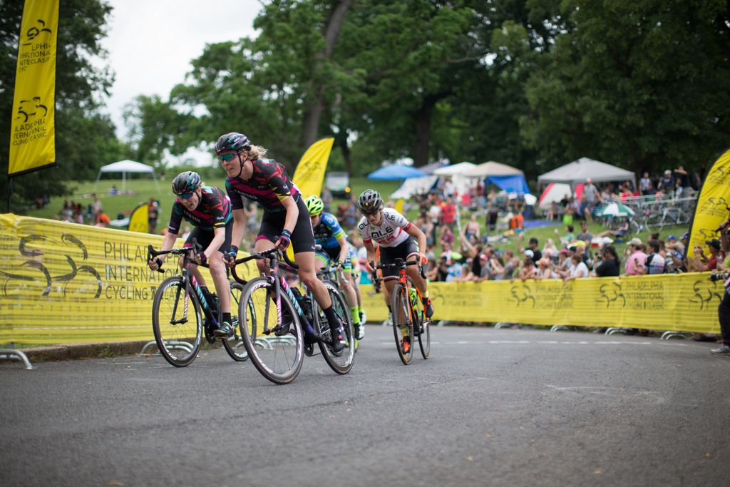 Hannah Barnes and Mieke Kr&ouml;ger (Canyon-SRAM) lead up Lemon Hill during the second lap