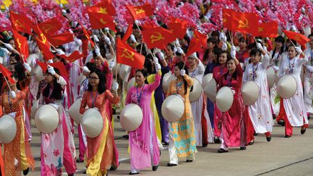 Women in traditional "ao dai" dress parading in Vietnam © HOANG DINH NAM/AFP via Getty Images