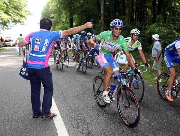 Daniele Bennati (Lampre-Fondital) collects a musette